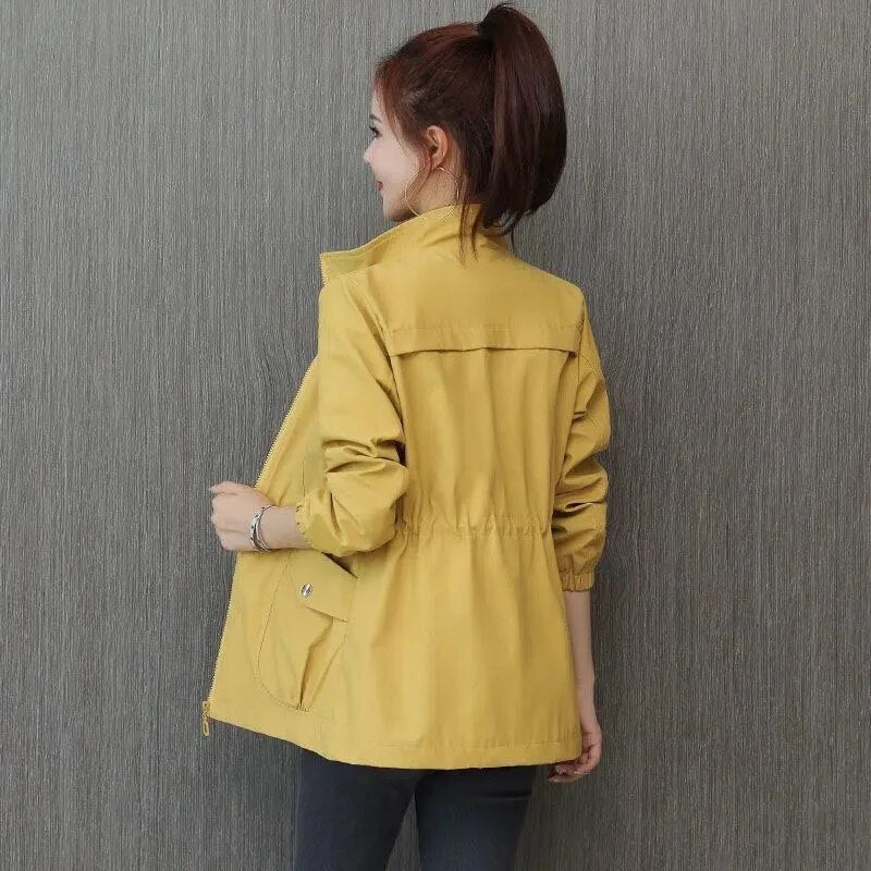 emma-effen-dames-trenchcoat-met-zakken-en-kraagje-geel-deqalli-2.jpg